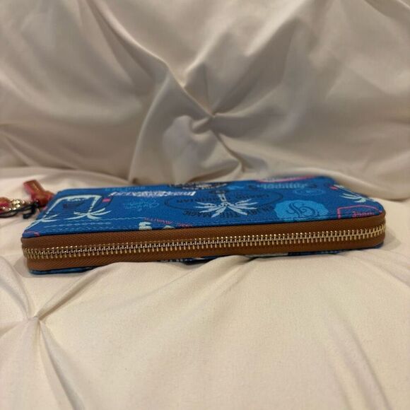 Dooney & Bourke Disney Vacation Club Wristlet Wallet Allover Print 2022 NWT - Picture 5 of 11